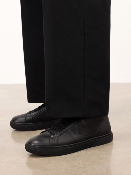 Czarne sneakersy za kostkę z naturalnej skóry z tłoczonym logo AUGUSTINNO