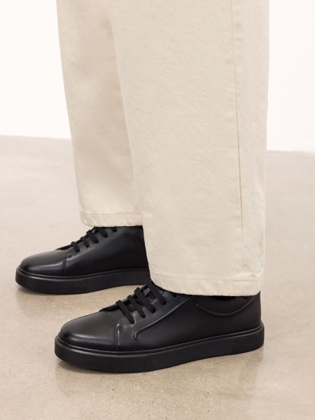 Czarne sneakersy z wypukłym tłoczeniem SILVAN